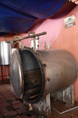 PUERTO VìRTA, MEXICO - 11 Nisan 2023 tarihinde görüldüğü üzere Puerto Vallarta, Meksika 'da Rancho Verano Distileria de Tequila.