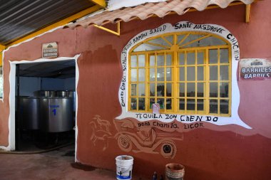 PUERTO VìRTA, MEXICO - 11 Nisan 2023 tarihinde görüldüğü üzere Puerto Vallarta, Meksika 'da Rancho Verano Distileria de Tequila.