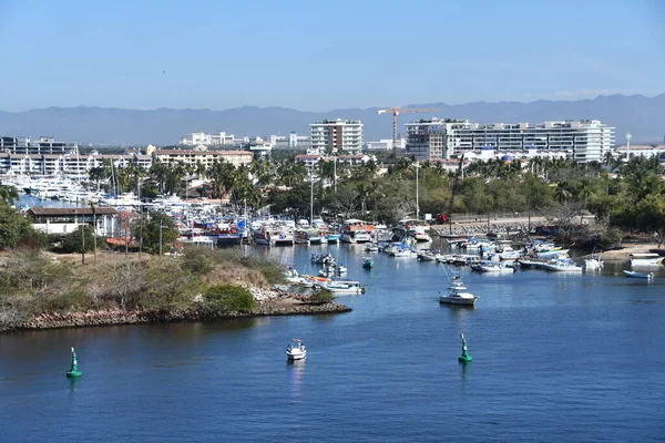 Puerto Vallarta Mexico Rpa 2023年4月11日看到的墨西哥瓦利亚塔港周围的城市 — 图库照片