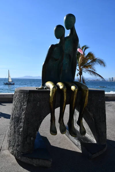PUERTO VìRTA, MEXICO - 11 Nisan 2023 'te Meksika' nın Puerto Vallarta kentindeki Malecon 'da Jose Ramiz Barquet heykelinin nostaljisi.