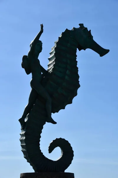 Пуэрто Валларта Мексика Apr Boy Seahorse Rafael Zamarripa Sculpture Malecon — стоковое фото