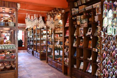 PUERTO VìRTA, MEXICO - 11 Nisan 2023 'te Meksika' nın Puerto Vallarta kentindeki Vallarta Botanik Bahçeleri 'nde görülen hediye dükkanı.