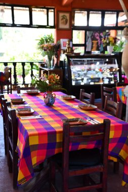 PUERTO VìRTA, MEXICO - 11 Nisan 2023 'te Puerto Vallarta, Meksika' daki Vallarta Botanik Bahçeleri 'nde La Hacienda de Oro Restoranı.