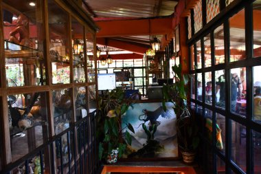 PUERTO VìRTA, MEXICO - 11 Nisan 2023 'te Puerto Vallarta, Meksika' daki Vallarta Botanik Bahçeleri 'nde La Hacienda de Oro Restoranı.