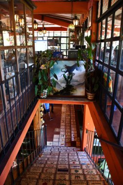 PUERTO VìRTA, MEXICO - 11 Nisan 2023 'te Puerto Vallarta, Meksika' daki Vallarta Botanik Bahçeleri 'nde La Hacienda de Oro Restoranı.
