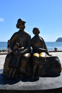 MAZATLAN, MEXICO - 12 Nisan 2023 'te görüldüğü üzere Mazatlan, Meksika' daki Monumento a la Familia.