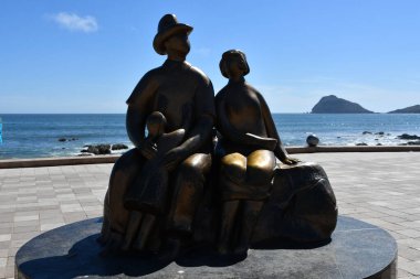 MAZATLAN, MEXICO - 12 Nisan 2023 'te görüldüğü üzere Mazatlan, Meksika' daki Monumento a la Familia.