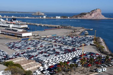 MAZATLAN, MEXICO - 12 Nisan 2023 'te Meksika' daki Mazatlan Limanı 'nda görülen araçlar.