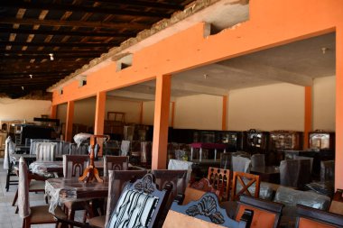 MAZATLAN, MEXICO - 12 Nisan 2023 'te görüldüğü üzere Mazatlan, Meksika' daki Sallanan Sandalye ve Mobilya Fabrikası.