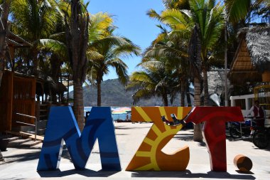 MAZATLAN, MEXICO - 12 Nisan 2023 tarihinde görüldüğü üzere Zona Dorada 'daki Mazatlan MZT İşareti (Altın Bölge).