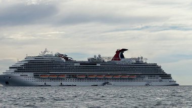 CABO SAN LUCAS, MEXICO - 13 Nisan 2023 'te görüldüğü üzere Mazatlan, Meksika' da Karnaval Panorama Gemisi.