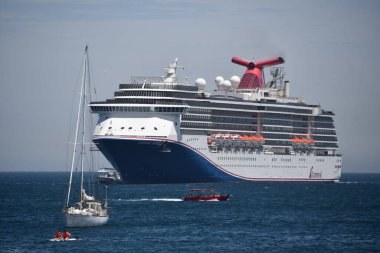 CABO SAN LUCAS, MEXICO - 13 Nisan 2023 'te görüldüğü üzere Mazatlan, Meksika' da Karnaval Panorama Gemisi.