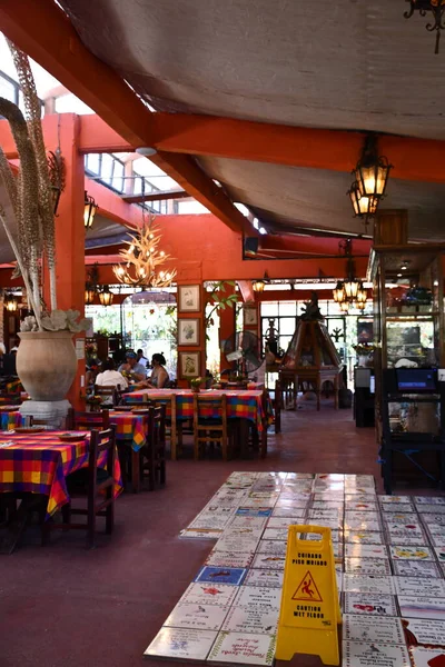 PUERTO VìRTA, MEXICO - 11 Nisan 2023 'te Puerto Vallarta, Meksika' daki Vallarta Botanik Bahçeleri 'nde La Hacienda de Oro Restoranı.