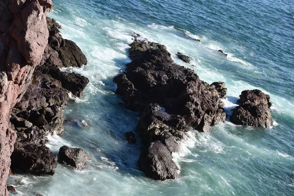 墨西哥马扎特兰海洋和岩石形成中的波浪 — 图库照片