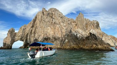 CABO SAN LUCAS, MEXICO - 13 Nisan 2023 'te Cabo San Lucas, Meksika' da El Arco (Kemer) kaya oluşumları yakınında tekne turları.