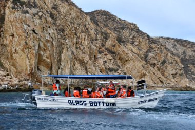 CABO SAN LUCAS, MEXICO - 13 Nisan 2023 'te Cabo San Lucas, Meksika' da El Arco (Kemer) kaya oluşumları yakınında tekne turları.