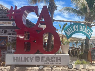 CABO SAN LUCAS, MEXICO - 13 Nisan 2023 'te Cabo San Lucas, Meksika' daki Medano Plajı 'nda Milky Beach Cabo görüldü..