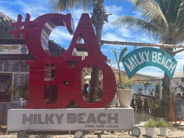 CABO SAN LUCAS, MEXICO - 13 Nisan 2023 'te Cabo San Lucas, Meksika' daki Medano Plajı 'nda Milky Beach Cabo görüldü..