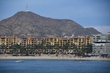 CABO SAN LUCAS, MEXICO - 13 Nisan 2023 'te Meksika' daki Cabo San Lucas kasabasının görüntüsü.