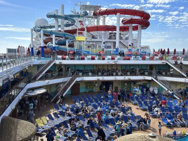 10 Nisan 2023 'te Long Beach, Kaliforniya' dan denize açılan Panorama Karnavalı yolcu gemisinde Lido Güvertesi..