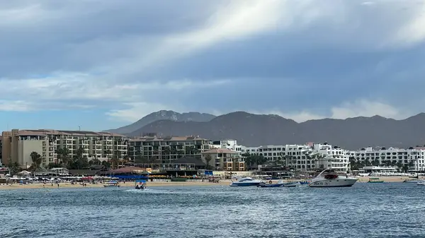 CABO SAN LUCAS, MEXICO - 13 Nisan 2023 'te Meksika' da Cabo San Lucas kasabasının görüntüsü.