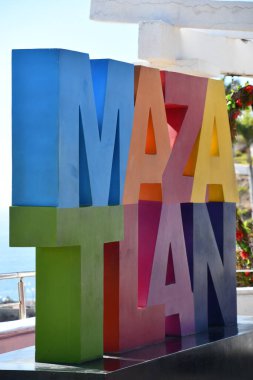 MAZATLAN, MEXICO - 12 Nisan 2023 'te Meksika' da Lookout Hill veya Cerro Vigia 'daki La Marea Restoranında Mazatlan İşareti.