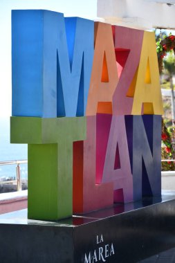 MAZATLAN, MEXICO - 12 Nisan 2023 'te Meksika' da Lookout Hill veya Cerro Vigia 'daki La Marea Restoranında Mazatlan İşareti.