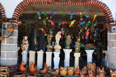 MAZATLAN, MEXICO - 12 Nisan 2023 'te Meksika' nın Mazatlan kentindeki Meksika Çömlekçilik & El Sanatları.