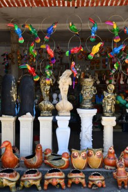 MAZATLAN, MEXICO - 12 Nisan 2023 'te Meksika' nın Mazatlan kentindeki Meksika Çömlekçilik & El Sanatları.