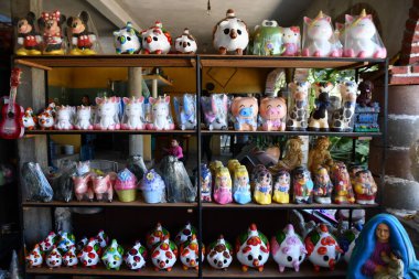 MAZATLAN, MEXICO - 12 Nisan 2023 'te Meksika' nın Mazatlan kentindeki Meksika Çömlekçilik & El Sanatları.