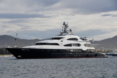 CABO SAN LUCAS, MEXICO - 13 Nisan 2023 tarihinde Cabo San Lucas, Meksika 'da açılan Dennisa Washington' a ait Attessa yatı.