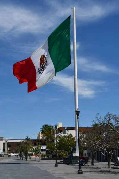 サンホセ メキシコ Apr メキシコのサンホセ カボのプラザ ミジャレスでのメキシコの旗 2023年4月13日に見られるように — ストック写真