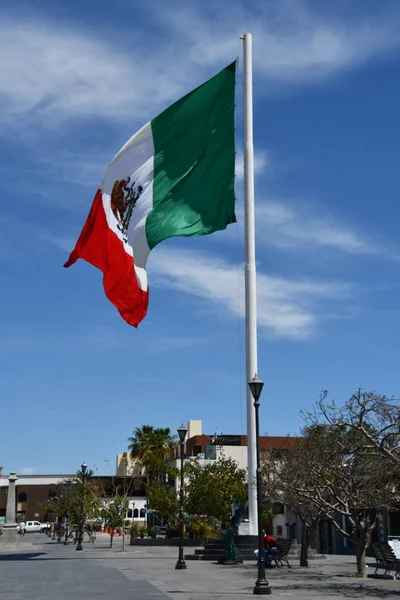 圣约翰卡波 Mexico Rr13 2023年4月13日在墨西哥圣何塞德尔卡波Mijares广场看到的墨西哥国旗 — 图库照片