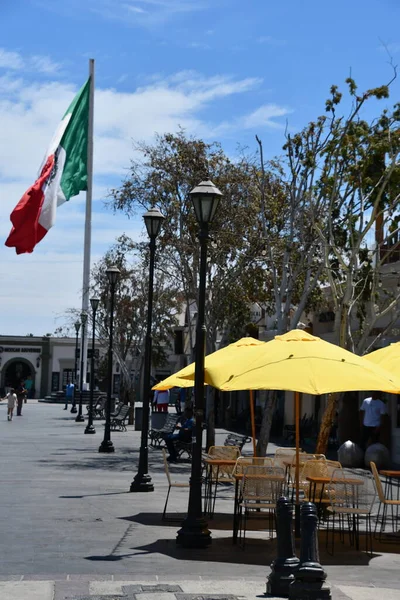圣约翰卡波 Mexico Rr13 2023年4月13日在墨西哥圣何塞德尔卡波Mijares广场看到的墨西哥国旗 — 图库照片