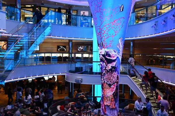 Long Beach Apr Video Led Screen Structure Atrium Lobby Carnival — Stock Photo, Image