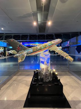 NEW YORK - 10 Şubat 2023 'te New York JFK havaalanındaki Terminal 8' de sergilenen Charles Fazzino 'nun Amerikan Havayolları sanatı.