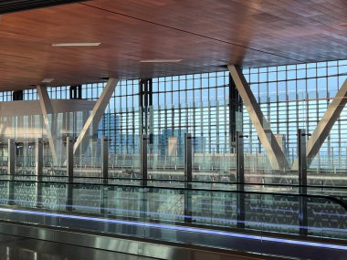 DOHA, Katar - 11 Şubat 2023 'te Katar' ın Doha kentindeki Hamad Uluslararası Havalimanı 'ndaki Terminal Binası.