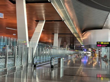 DOHA, Katar - 11 Şubat 2023 'te Katar' ın Doha kentindeki Hamad Uluslararası Havalimanı 'ndaki Terminal Binası.