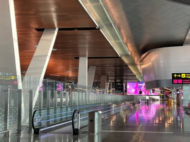 DOHA, Katar - 11 Şubat 2023 'te Katar' ın Doha kentindeki Hamad Uluslararası Havalimanı 'ndaki Terminal Binası.