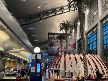 DOHA, Katar - 11 Şubat 2023 'te Katar' ın Doha kentindeki Hamad Uluslararası Havalimanı 'ndaki Terminal Binası.