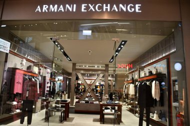 DOHA, Katar - 11 Şubat 2023 'te Katar' ın Doha kentindeki Mall of Katar 'da Armani Exchange mağazası.