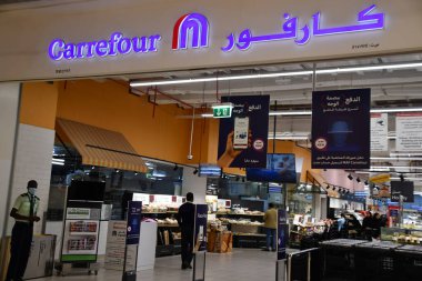 DOHA, Katar - 11 Şubat 2023 'te Katar' ın Doha kentindeki Mall of Katar 'da görülen Carrefour hipermarketi.