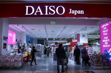 DOHA, Katar - 11 Şubat 2023 'te Katar' ın Doha kentindeki Daiso Japan mağazasında görüldü..