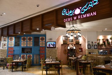 DOHA, Katar - 11 Şubat 2023 'te Katar' ın Doha kentindeki Mall of Katar 'da Debs W Remman mağazasında görüldü..