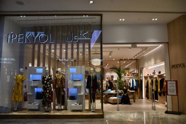 DOHA, Katar - 11 Şubat 2023 'te Katar' ın Doha kentindeki Mall of Katar 'da İpekyol mağazası.