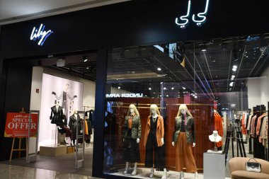 DOHA, Katar - 11 Şubat 2023 'te Katar' ın Doha kentindeki Mall of Katar 'da görülen Lily mağazası.