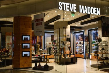 DOHA, Katar - 11 Şubat 2023 'te Katar' ın Doha kentindeki Mall of Katar 'da Steve Madden mağazası.