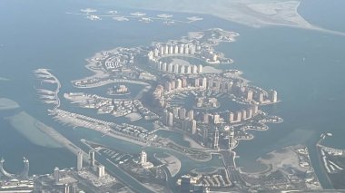 DOHA, Katar - 11 Şubat 2023 'te bir uçaktan Doha, Katar' daki İnci 'nin havadan görünüşü.