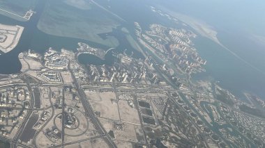 DOHA, Katar - 11 Şubat 2023 'te Katar' da bir uçaktan Doha 'nın hava görüntüsü.