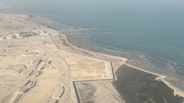 DOHA, Katar - 11 Şubat 2023 'te bir uçaktan Katar' ın havadan görünüşü.